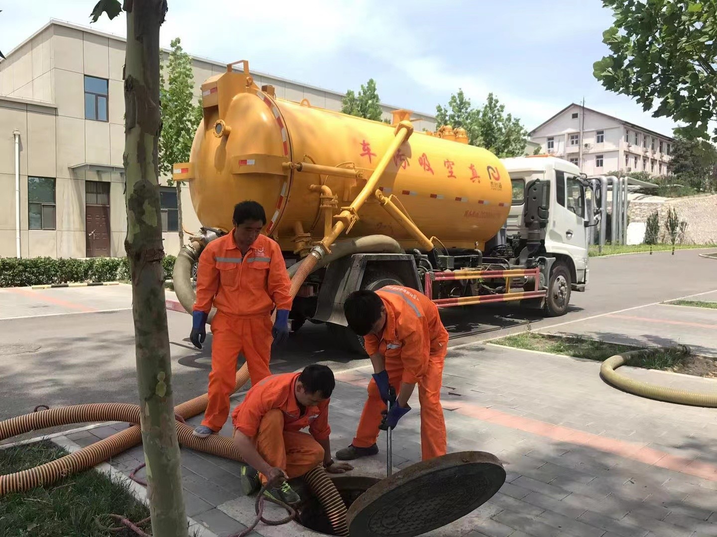 侨乡街道开发区管道疏通车停在窨井附近