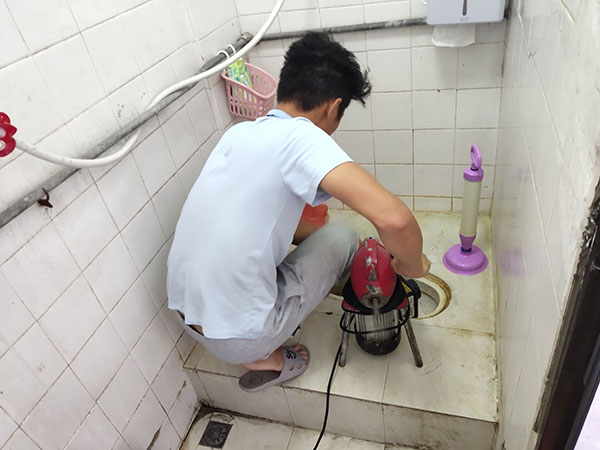 侨乡街道开发区管道堵塞冒臭气 专业师傅现场解决问题