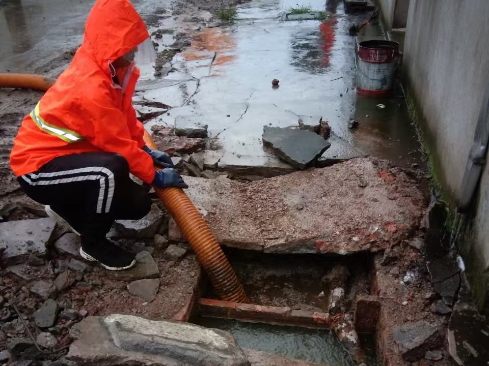 侨乡街道开发区专业清理污水池 炜誉市政以规范流程守护城市 “肠道”