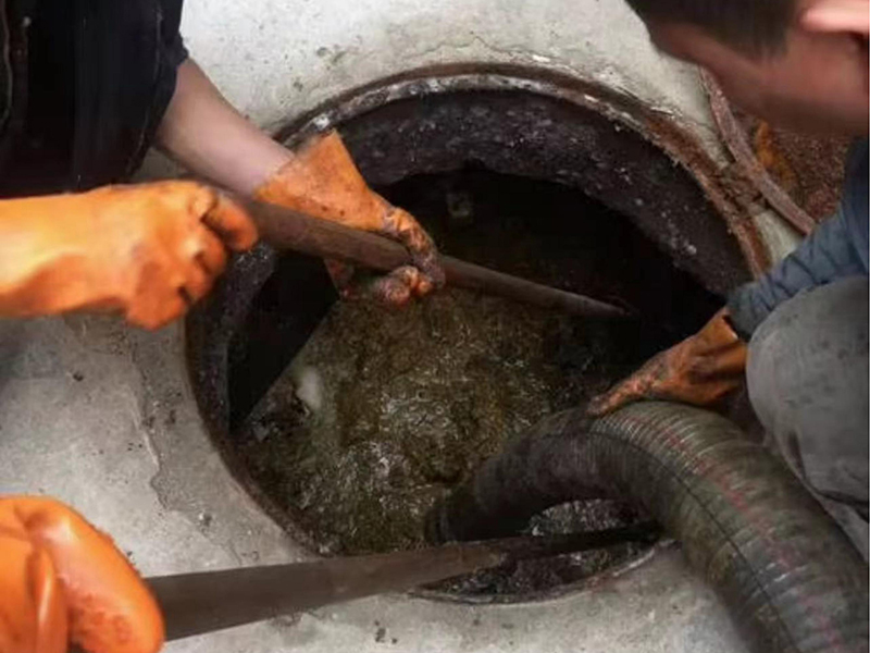 侨乡街道开发区清理化粪池时如何避免沼气的危害？